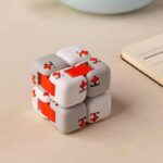 Puzzle en forme de cube scientifique avec pièces blanches et orange, idéal pour la décoration ou l'apprentissage scientifique.