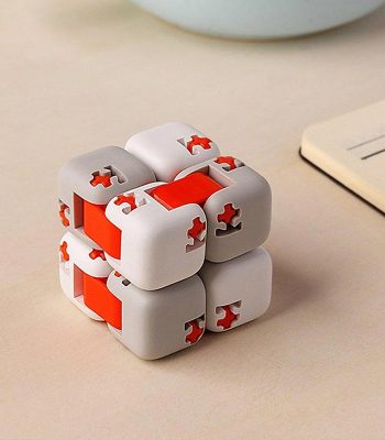 Puzzle en forme de cube scientifique avec pièces blanches et orange, idéal pour la décoration ou l'apprentissage scientifique.