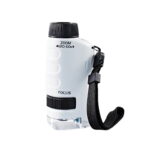 Lunette de microscope compacte avec zoom 60x, idéale pour l'observation scientifique en déplacement. Facile à transporter grâce à sa dragonne intégrée.
