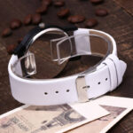Montre de plongée avec lunette transparente et bracelet blanc, idéale pour les amateurs de sports aquatiques et de style moderne.