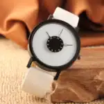 Montre à design scientifique avec cadran unique, affichant l'heure avec un style innovant, idéale pour la décoration de bureau ou comme accessoire tendance.