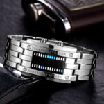 Montre connectée en acier inoxydable avec affichage numérique moderne, posée sur une surface sombre, mettant en valeur son design élégant et technologique.