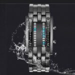 Montre connectée en acier inoxydable avec affichage numérique, résistante à l'eau, idéale pour un style moderne et technologique.
