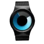 Montre connectée moderne avec cadran circulaire et bracelet en tissu noir, affichant une interface innovante et épurée pour un style futuriste.