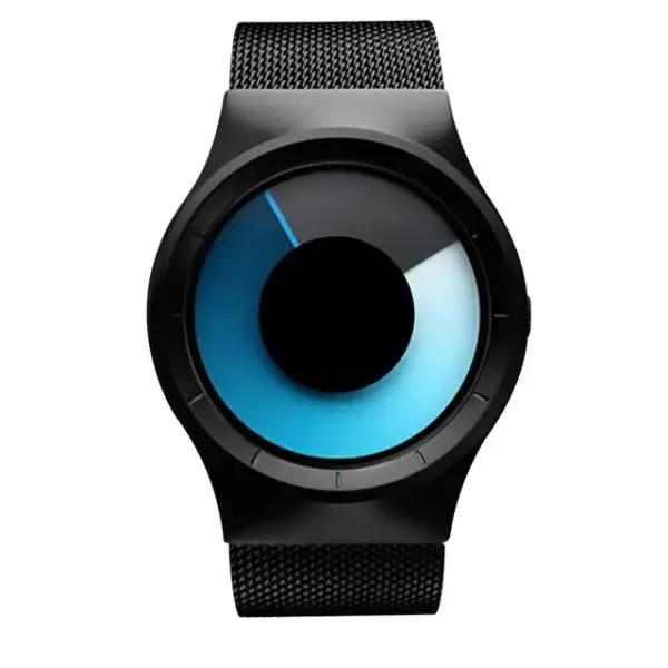 Montre connectée moderne avec cadran circulaire et bracelet en tissu noir, affichant une interface innovante et épurée pour un style futuriste.