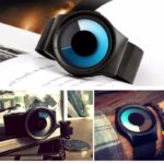 Montre connectée au design innovant inspiré de la science, avec cadran circulaire bleu et noir, idéale pour les amateurs de technologie et de décoration scientifique.
