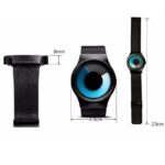 Montre connectée avec cadran circulaire bleu et noir, bracelet en maille noire, dimensions 4 cm de diamètre et 23 cm de long, épaisseur de 8 mm, idéale pour la décoration scientifique et technologique.