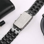 Bracelet de montre en acier inoxydable avec boîtier rectangulaire.