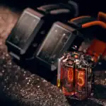 Montre à tubes Nixie vintage avec affichage lumineux, alliant design rétro et technologie moderne, idéale pour la décoration scientifique ou comme objet de collection unique.