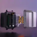 Dispositif scientifique électronique avec composants transparents et circuits intégrés, illustrant la technologie moderne pour la décoration et l'éducation scientifique.