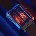 Montre un viseur à tubes à vide vintage avec un boîtier métallique et des tubes lumineux orange, posé sur une surface sombre pour un effet rétro et scientifique.