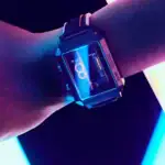 Montre connectée futuriste avec écran lumineux affichant des données scientifiques, portée au poignet dans un environnement sombre, évoquant la technologie et la science.