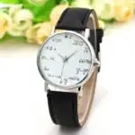 Montre scientifique avec cadran illustrant des équations mathématiques et des formules, équipée d’un bracelet en cuir noir.