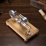 Modèle de piston à vapeur en science, avec mécanisme en métal et base en bois, utilisé pour démonstrations éducatives en physique.