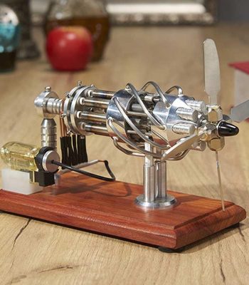 Modèle réduit de moteur à vapeur en métal avec hélice, monté sur socle en bois, illustrant un moteur à vapeur miniature pour décoration ou étude scientifique.