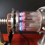Dispositif scientifique avec tubes en verre et éléments métalliques, utilisé pour des expériences en laboratoire.
