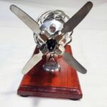 Ventilateur de modèle scientifique en métal et bois, décoratif et éducatif, inspiré d'une machine à vent ou d'un moteur à hélice, idéal pour la décoration de bureau ou d'étagère.