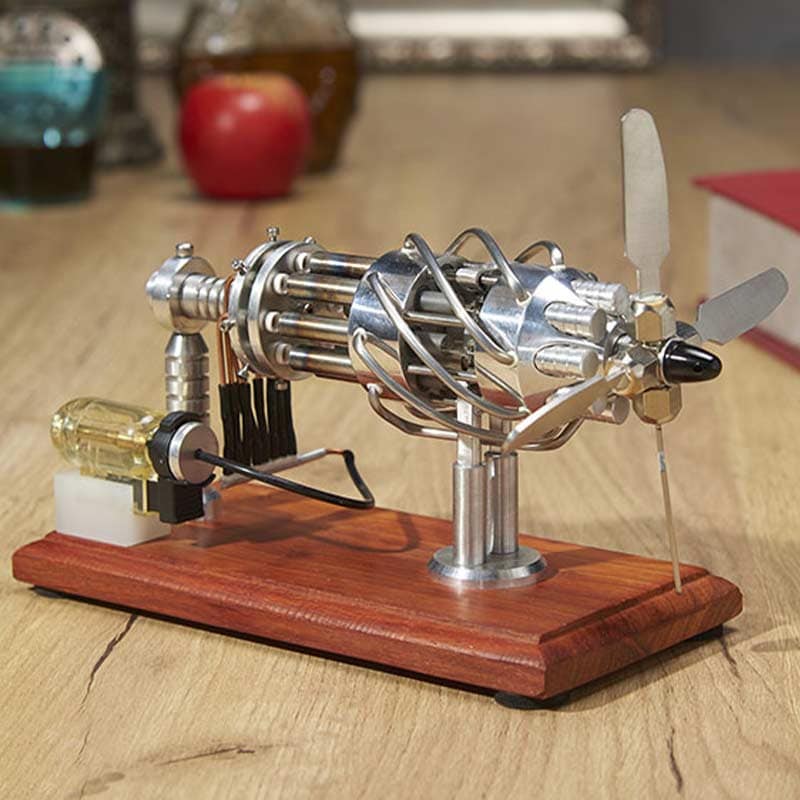 Modèle réduit de moteur à vapeur en métal avec hélice, monté sur socle en bois, illustrant un moteur à vapeur miniature pour décoration ou étude scientifique.