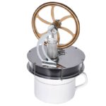 Presse à vapeur de laboratoire en métal et verre, utilisée pour des expériences scientifiques, avec un grand volant en bronze et un récipient en tasse blanche.