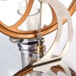 Pointeur d'horloge avec mécanisme précis et design élégant.