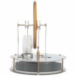 Modèle de l'onde de Chladni avec plaque vibrante, générant des motifs acoustiques complexes, illustrant la physique des vibrations et la résonance.