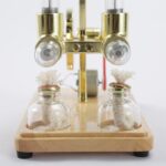 Lunette de laboratoire vintage en laiton avec deux lentilles en verre, montée sur un support en bois, idéale pour la décoration scientifique ou comme objet de collection.