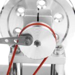 Moteur miniature pour expériences scientifiques et projets éducatifs, avec composants métalliques et câbles rouges. Parfait pour la décoration de laboratoire ou d'espace scientifique.