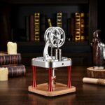 Presse à vapeur miniature en métal, idéale pour la décoration scientifique ou comme objet de collection, avec un design vintage et des détails précis, sur un fond de bibliothèque.