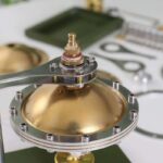 Porte-ampoule scientifique en laiton doré avec fixation métallique, utilisé pour expériences en laboratoire ou décoration scientifique.