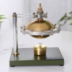 Presse-papiers scientifique en laiton avec mécanisme en acier, utilisé comme décoration ou objet de collection pour les amateurs de science et de design industriel.