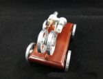 Moteur électrique miniature en bois avec pièces métalliques, idéal pour projets scientifiques ou éducatifs.