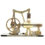 Modèle de piston à vapeur vintage en laiton avec engrenages et cylindre en verre, illustrant une machine scientifique ancienne pour la décoration ou l'éducation.
