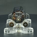 Panneau solaire miniature avec composants électroniques, exposé sur une base en acrylique transparent.