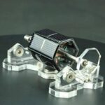 Panneau solaire miniature avec support en acrylique transparent, illustrant une petite cellule solaire pour applications éducatives ou décoratives.