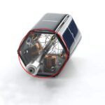 Mini panneau solaire avec moteur électrique intégré, utilisé pour des projets scientifiques ou éducatifs, illustrant l'énergie solaire et la conversion en mouvement.