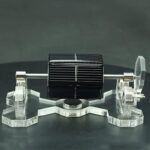 Panneau solaire miniature en acrylique avec support transparent, illustrant une petite cellule photovoltaïque pour l'énergie renouvelable.