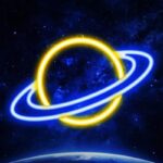 Anneau lumineux autour d'une planète dans l'espace, avec un fond étoilé et un ciel profond, illustrant un concept scientifique ou cosmologique.