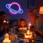 Balade d'anniversaire avec décor spatial lumineux et gâteau.