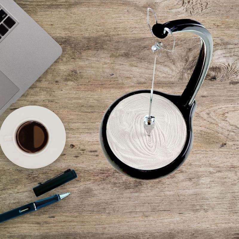 Porte-stylo original en forme de bécher de laboratoire, parfait pour une décoration de bureau ou un espace scientifique, alliant design moderne et touche scientifique.