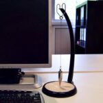 Support de bureau pour pointeur de gravité avec base stable et design élégant.