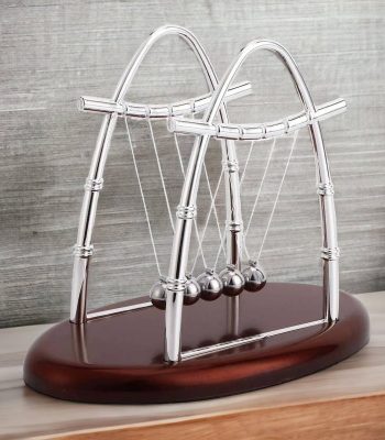 Pendentif Newton en métal avec base en bois, modèle scientifique pour décoration de bureau ou étagère, symbole de physique et de science.