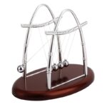 Pendulette Newton en métal argenté avec base en bois, modèle scientifique décoratif pour bureau ou étagère.