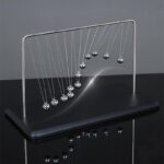 Pendule de Newton en métal avec sphères suspendues, objet de décoration scientifique pour bureau ou salon.