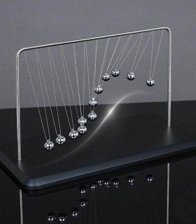Pendule de Newton en métal avec sphères suspendues, objet de décoration scientifique pour bureau ou salon.