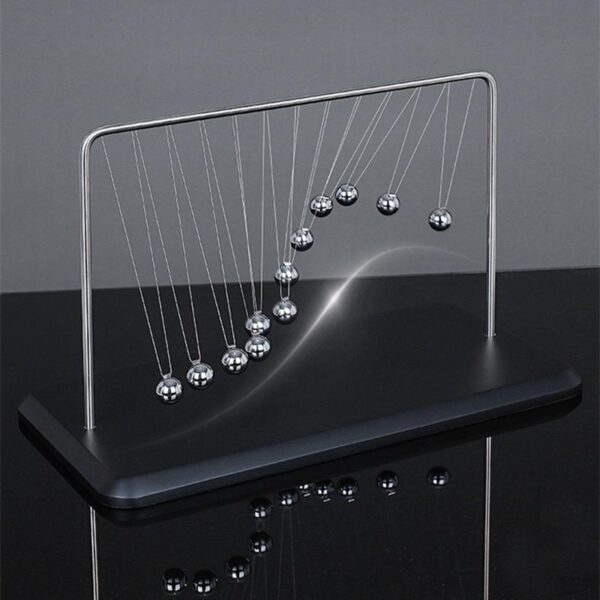 Pendule de Newton en métal avec sphères suspendues, objet de décoration scientifique pour bureau ou salon.