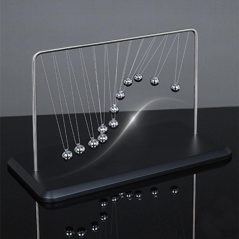 Pendule de Newton en métal avec sphères suspendues, objet de décoration scientifique pour bureau ou salon.