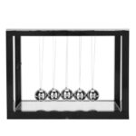 Modèle de pendule de Newton en acier inoxydable avec cadre noir, illustrant la loi de la conservation de l'énergie par la suspension de sphères métalliques.