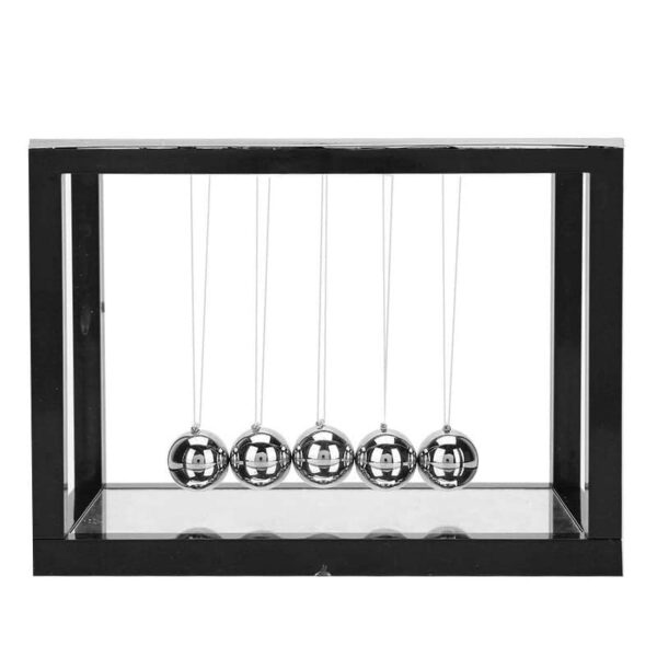 Modèle de pendule de Newton en acier inoxydable avec cadre noir, illustrant la loi de la conservation de l'énergie par la suspension de sphères métalliques.