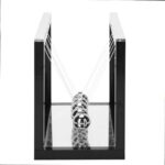 Pendentif de Newton en acier inoxydable, illustrant la conservation de l'énergie avec des sphères suspendues, parfait pour la décoration scientifique ou comme objet de bureau éducatif.