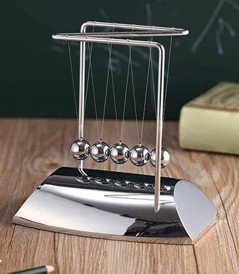 Pêndule de Newton en métal brillant, objet scientifique décoratif pour bureau ou étagère, illustrant la conservation de l'énergie et la physique.